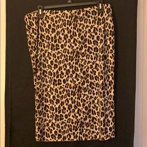 Knee length Vince Camino skirt in a leopard print!